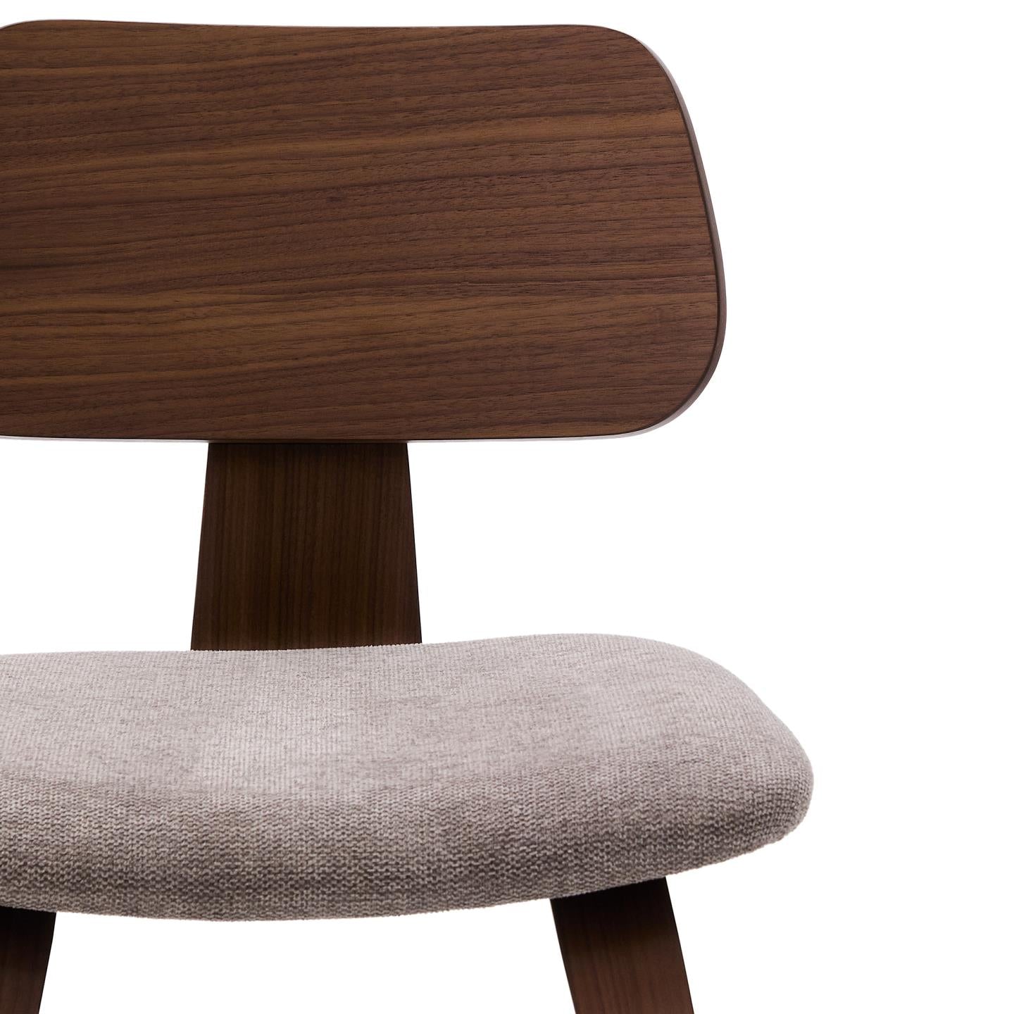 Kave Home Gena eetkamerstoel chenille Beige poot walnoot afwerking