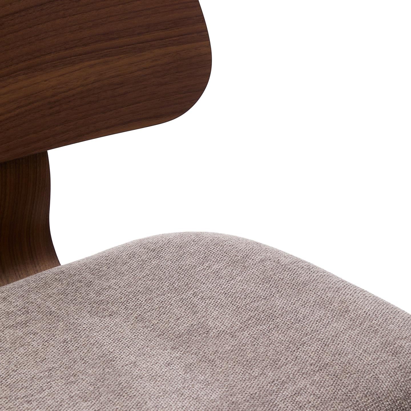 Kave Home Gena eetkamerstoel chenille Beige poot walnoot afwerking