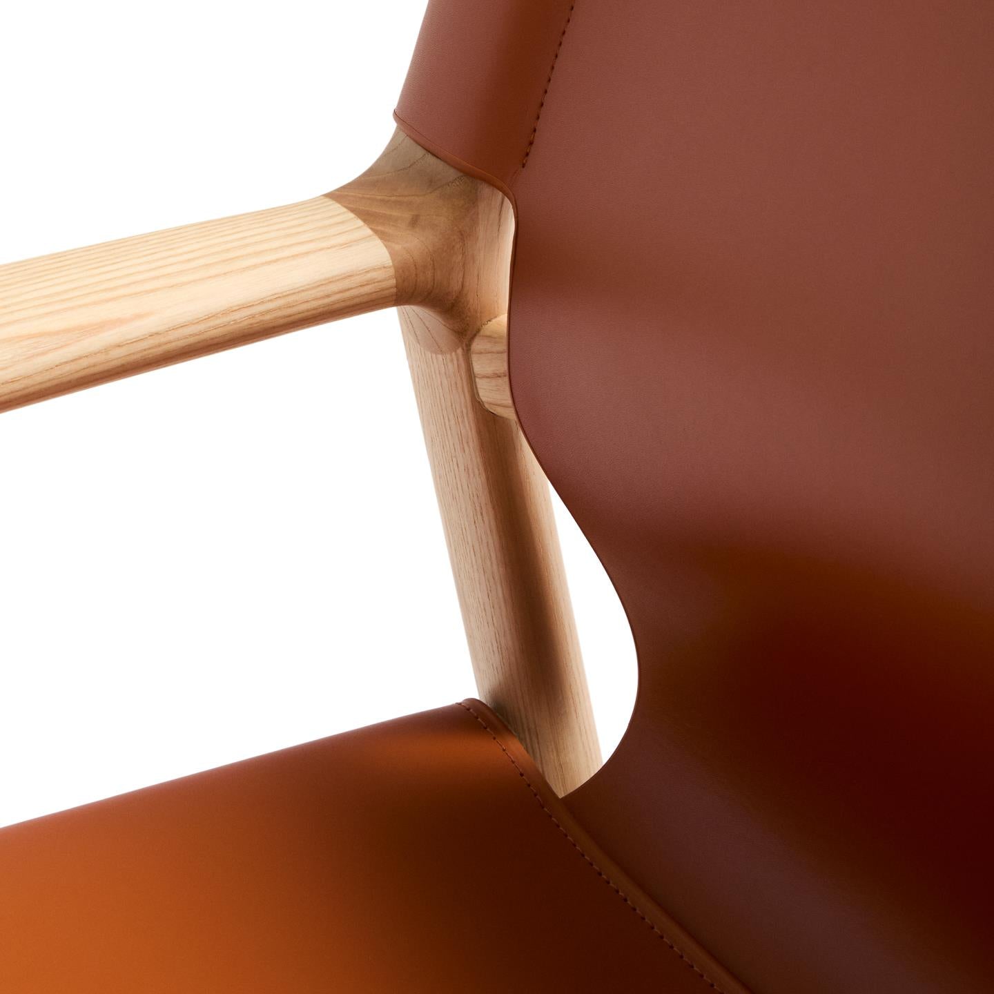 Kave Home Jan fauteuil leder Lichtbruin essenhout