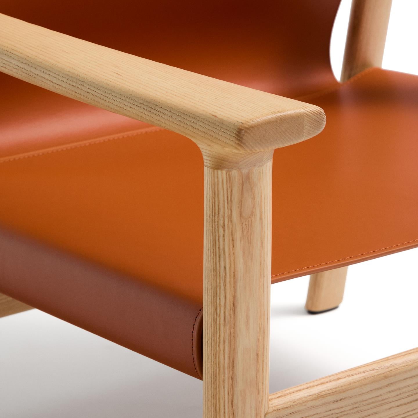 Kave Home Jan fauteuil leder Lichtbruin essenhout