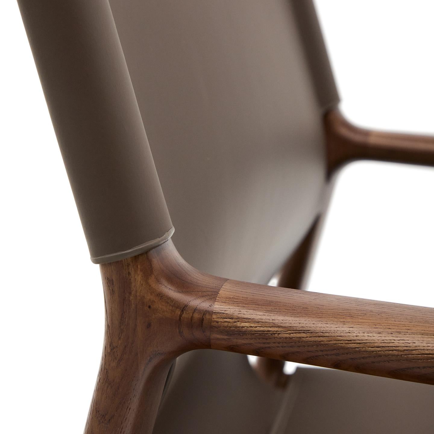 Kave Home Jan fauteuil leder Donkerbruin essenhout