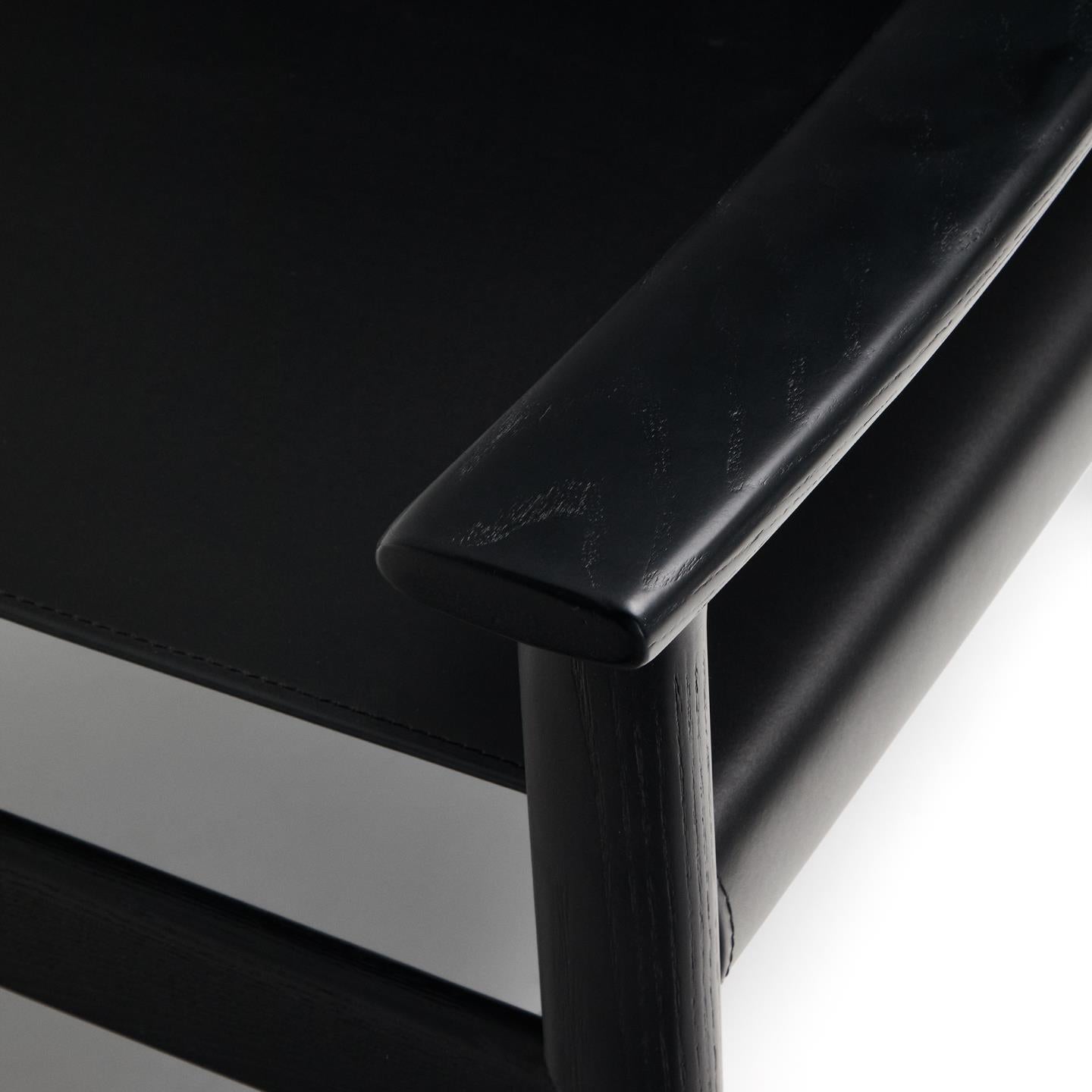 Kave Home Jan fauteuil leder Zwart essenhout