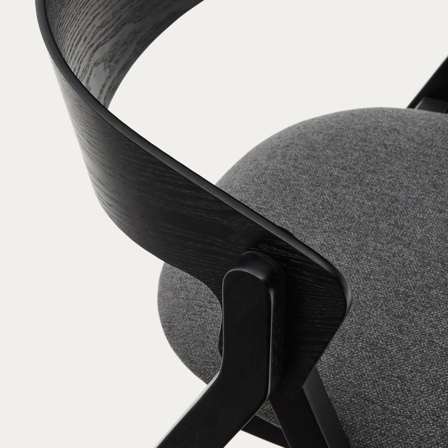 Kave Home Godia eetkamerstoel chenille Grijs/zwart