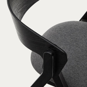Kave Home Godia eetkamerstoel chenille Grijs/zwart