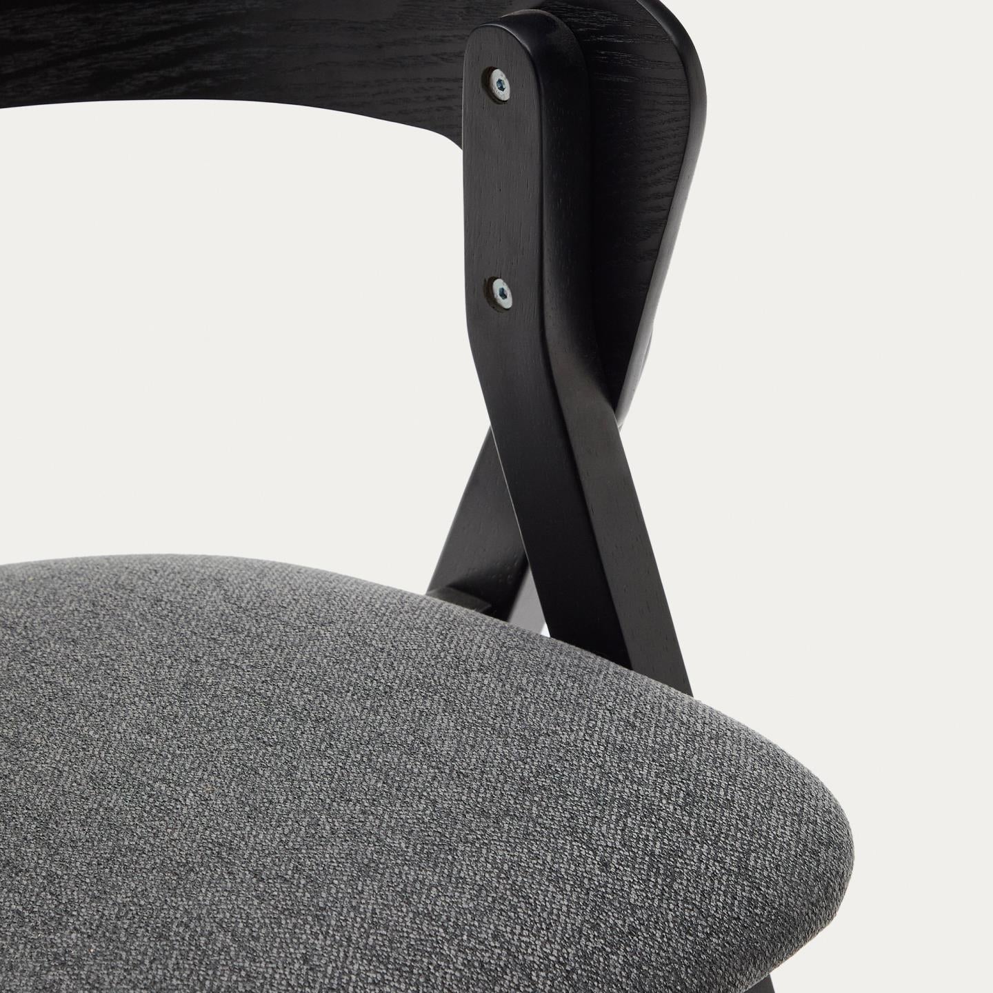 Kave Home Godia eetkamerstoel chenille Grijs/zwart