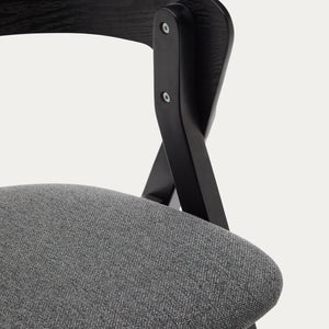 Kave Home Godia eetkamerstoel chenille Grijs/zwart