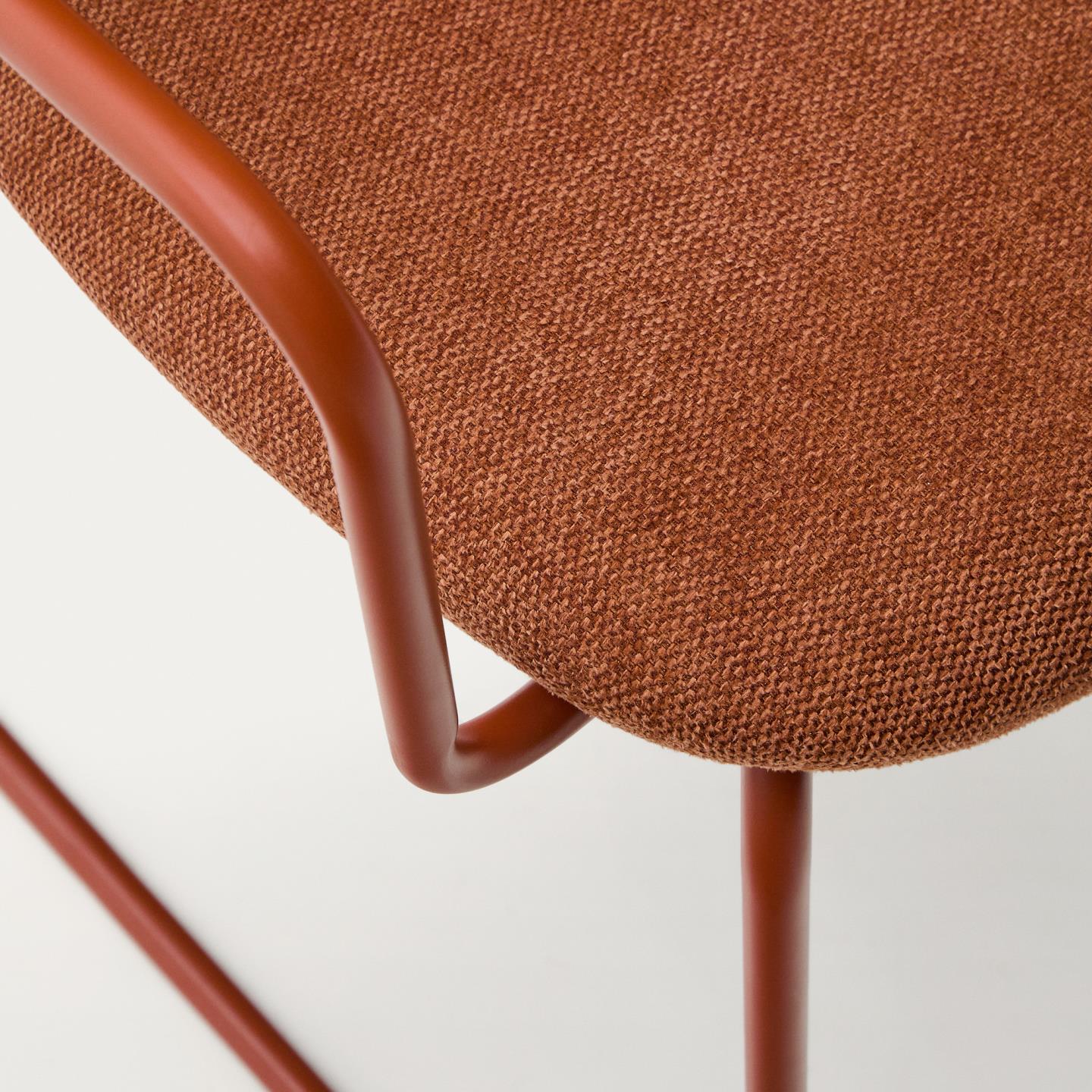 Kave Home Meli eetkamerstoel met arm chenille Terracotta