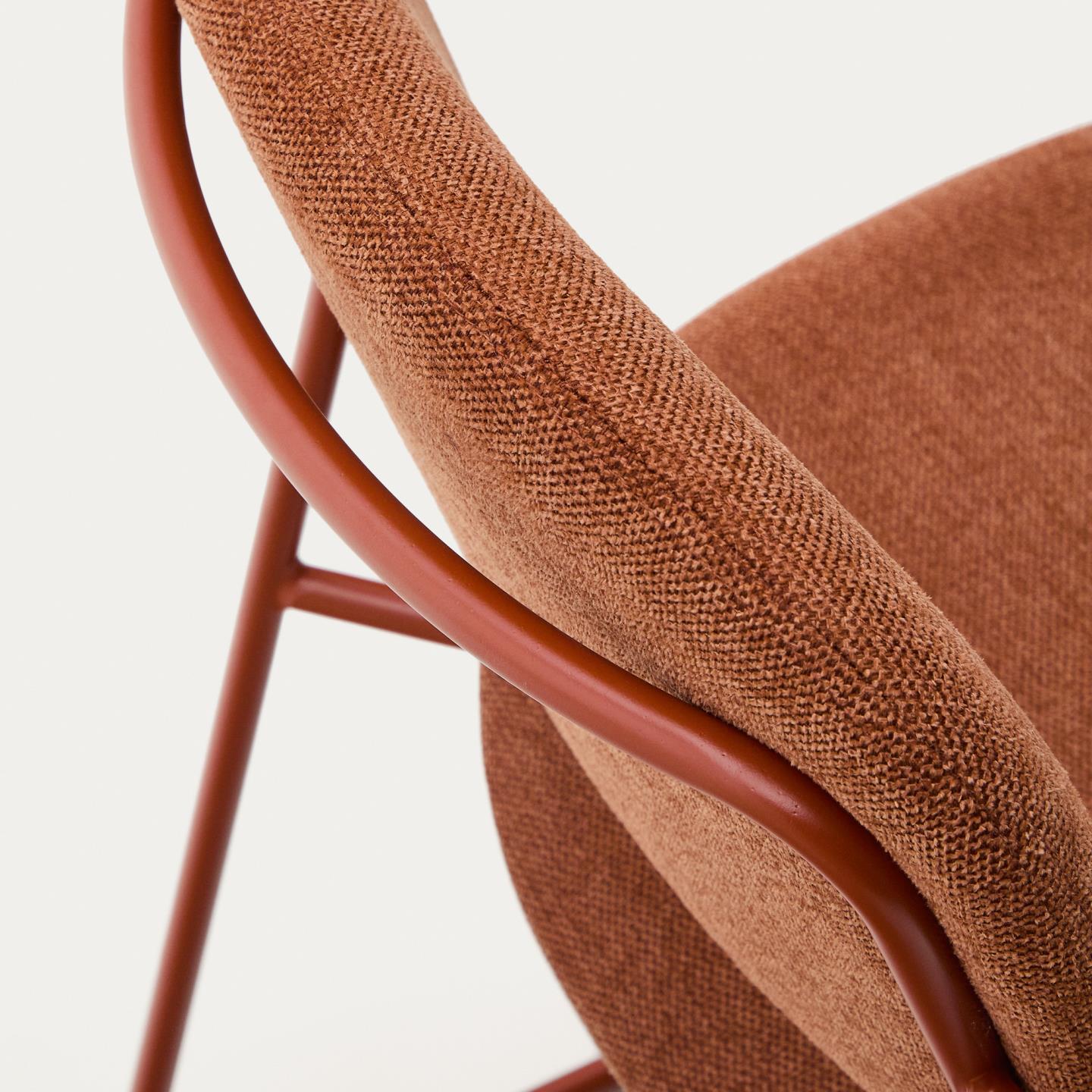 Kave Home Meli eetkamerstoel met arm chenille Terracotta