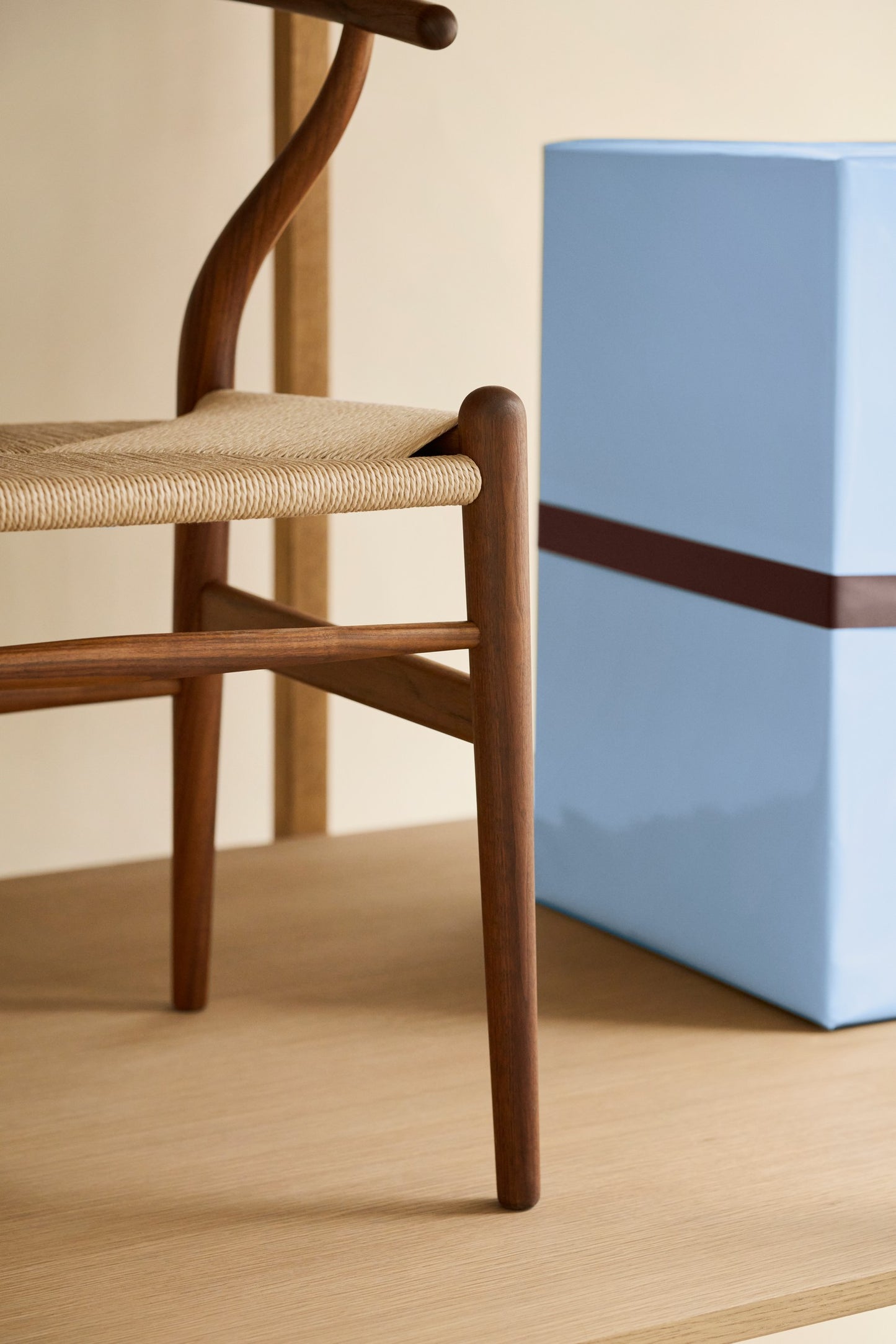 Carl Hansen & Søn CH24 Wishbone Stoel - Geolied walnoothout met zwarte zitting