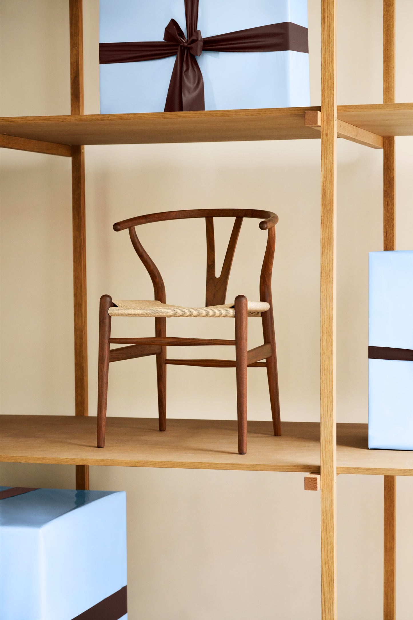 Carl Hansen & Søn CH24 Wishbone Stoel - Geolied walnoothout met zwarte zitting