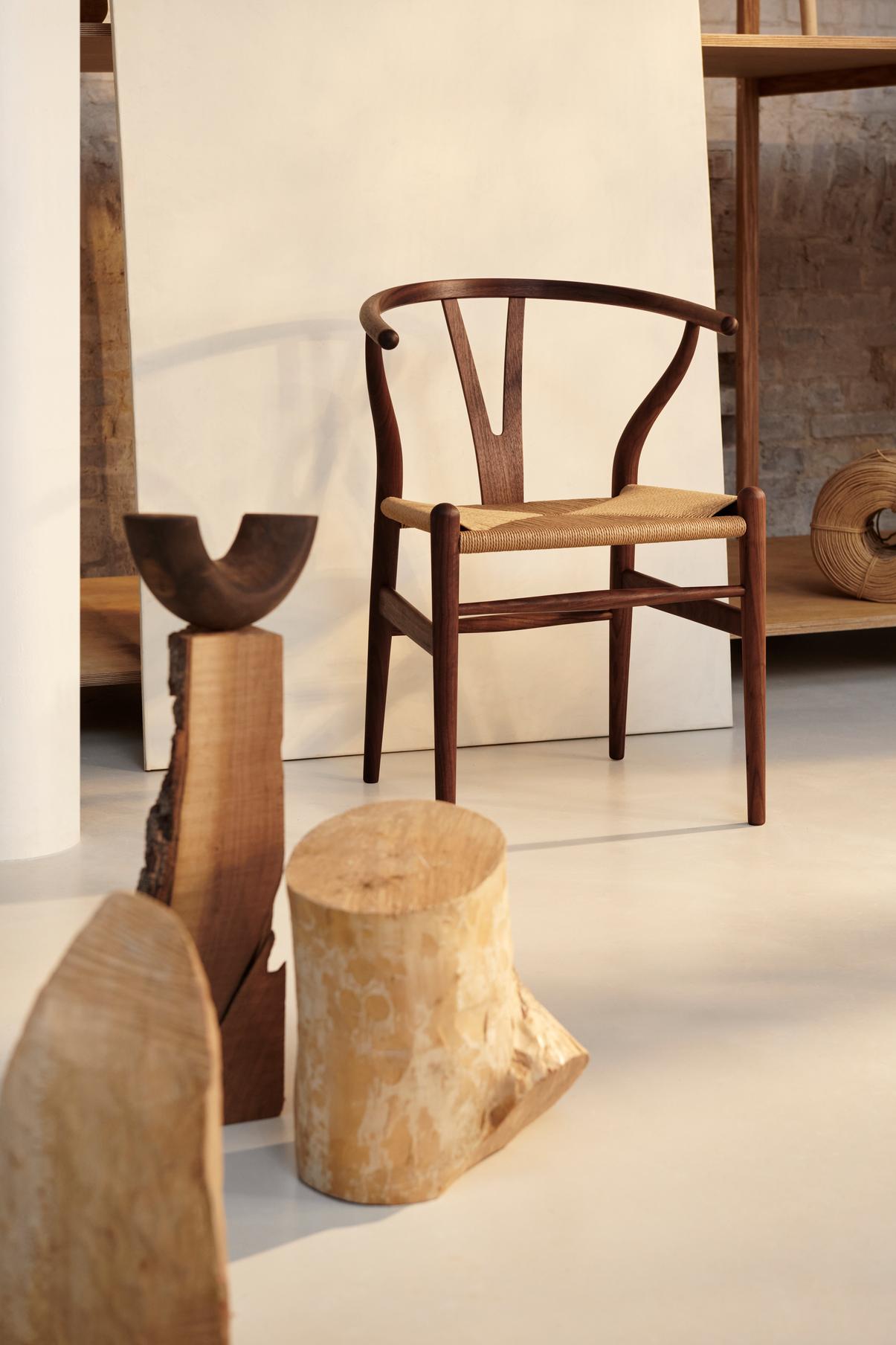 Carl Hansen & Søn CH24 Wishbone Stoel - Geolied walnoothout met zwarte zitting