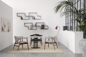 Gubi Masculo eetkamerstoel walnoothout zwart leer