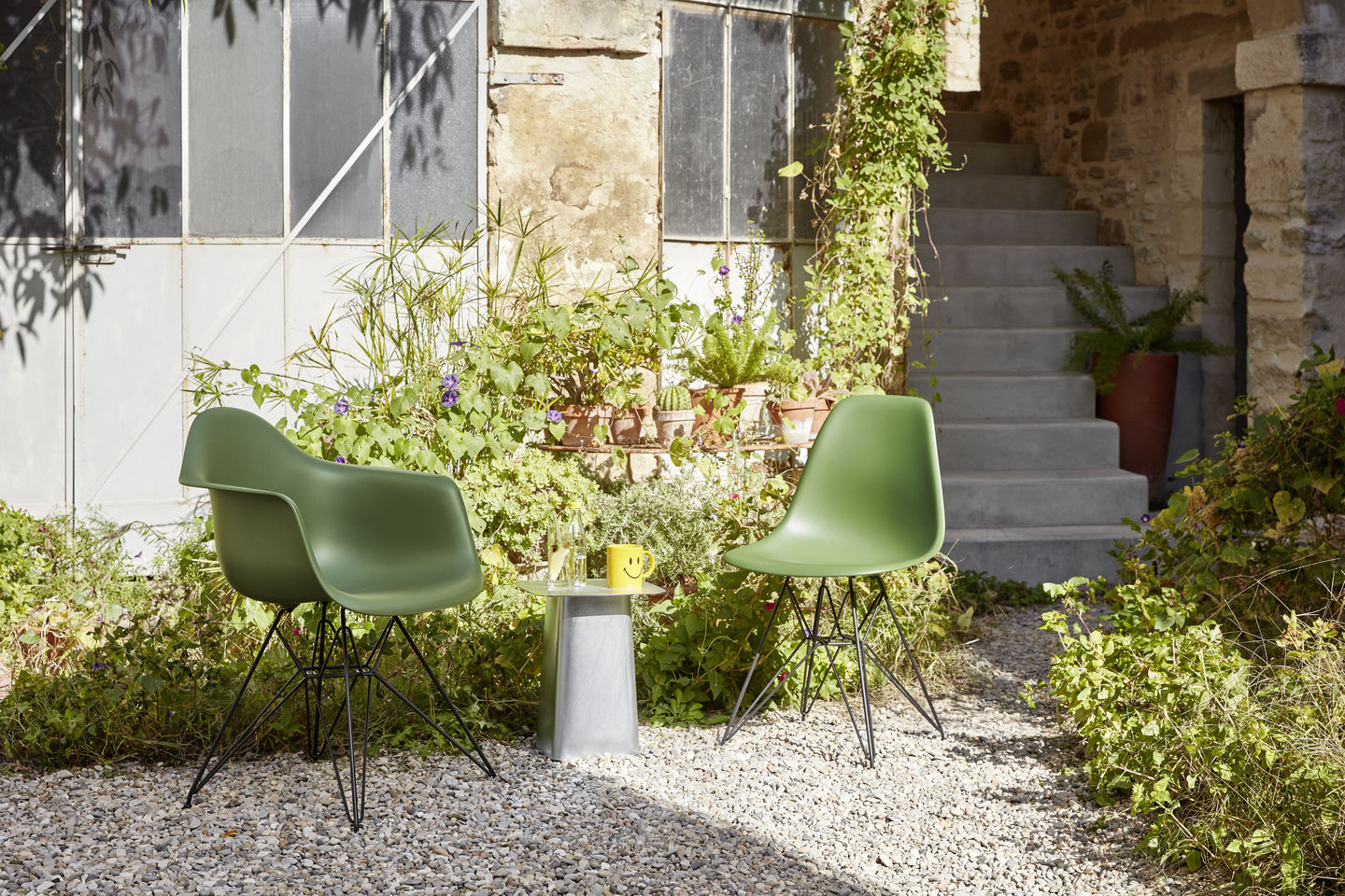 Vitra Eames DAR eetkamerstoel met arm vast zitkussen Sea Blue zwart gepoedercoat