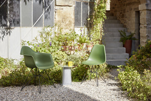 Vitra Eames DAR eetkamerstoel met arm vast zitkussen Sea Blue zwart gepoedercoat