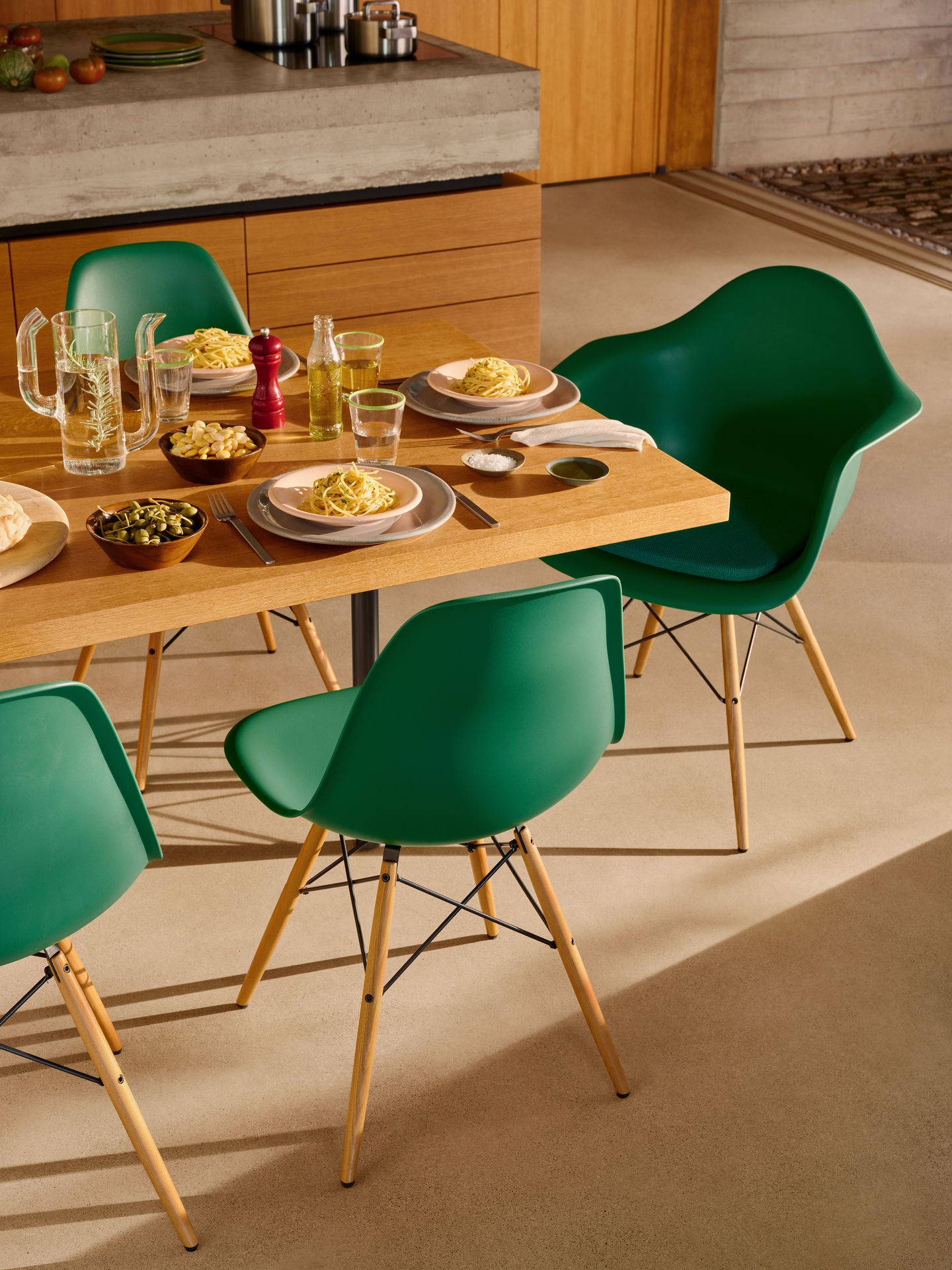 Vitra Eames DAW eetkamerstoel met arm donker esdoorn mosterd