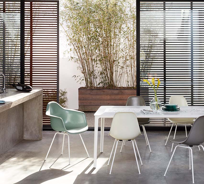 Vitra Eames DAX eetkamerstoel met arm Cotton White verchroomd