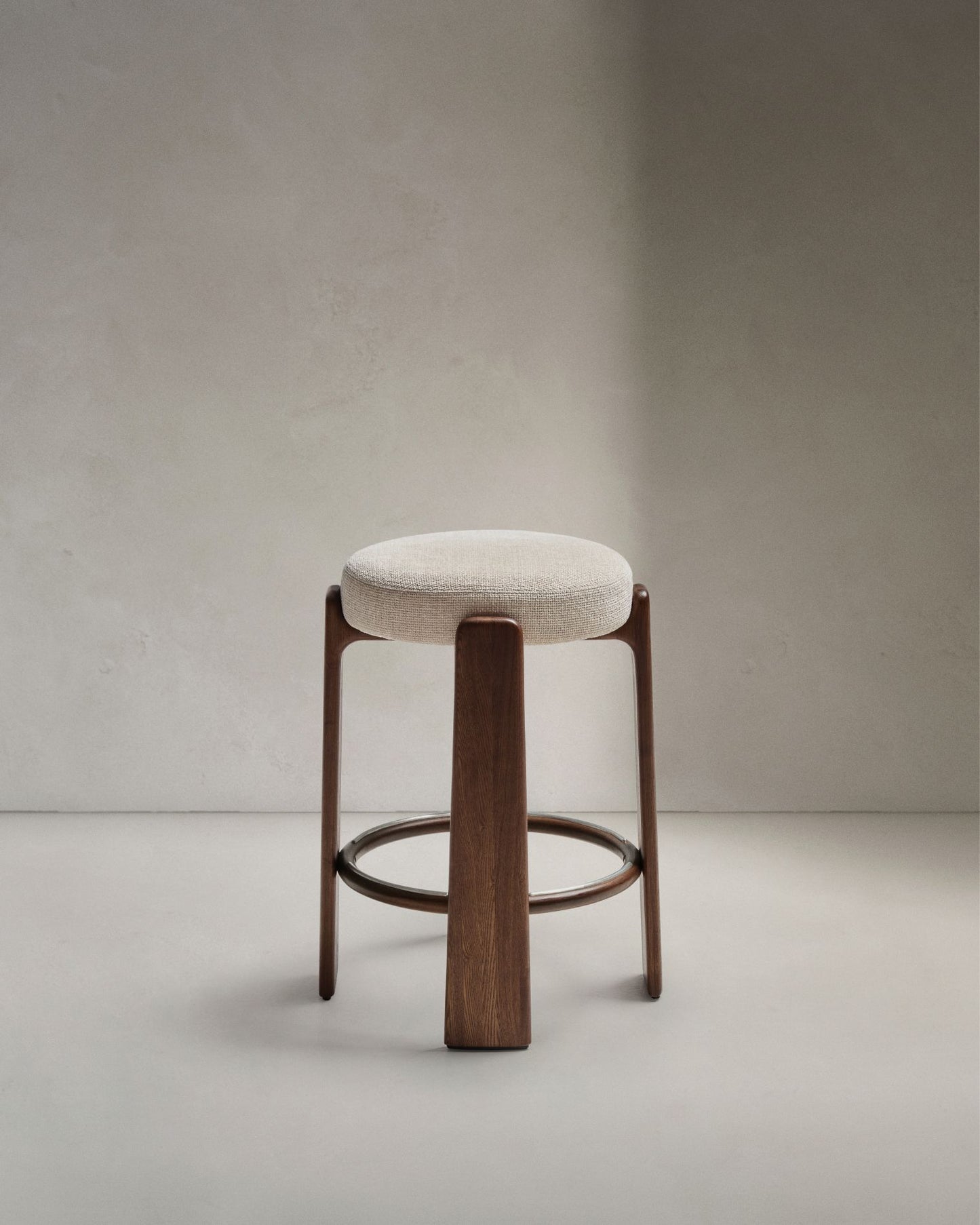 Kave Home Granite barkruk H65 zonder rugleuning chenille Beige/walnoot
