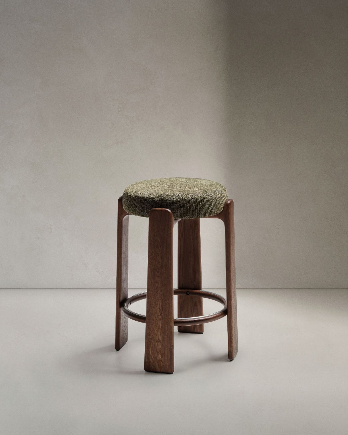 Kave Home Granite barkruk H75 zonder rugleuning chenille Groen/walnoot