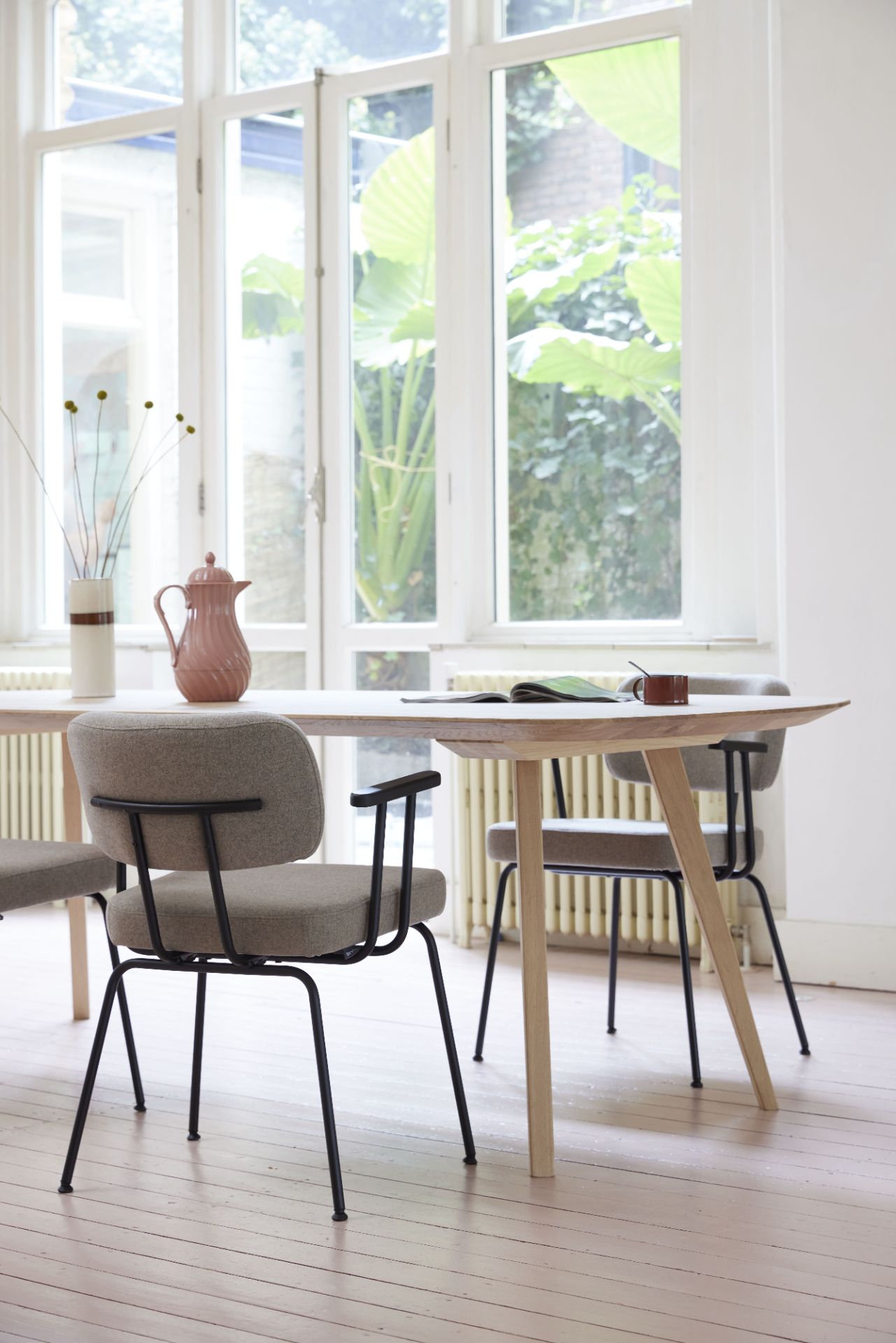 Dyyk Ted eetkamerstoel arm smoke anodic brown Rhythm Naturel