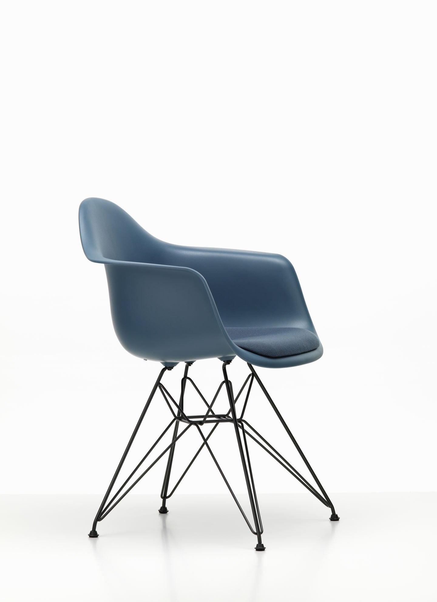 Vitra Eames DAR eetkamerstoel met arm vast zitkussen Sea Blue zwart gepoedercoat