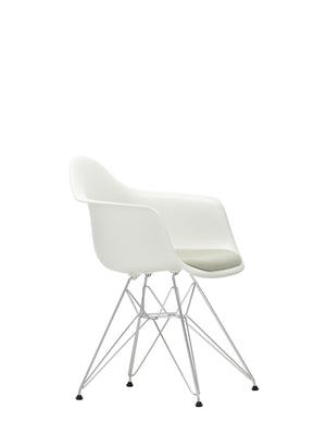 Vitra Eames DAR eetkamerstoel met arm vast zitkussen Cotton White verchroomd