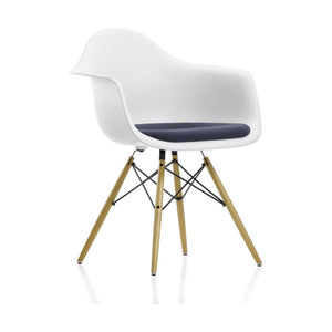 Vitra Eames DAW eetkamerstoel met arm vast zitkussen White esdoorn