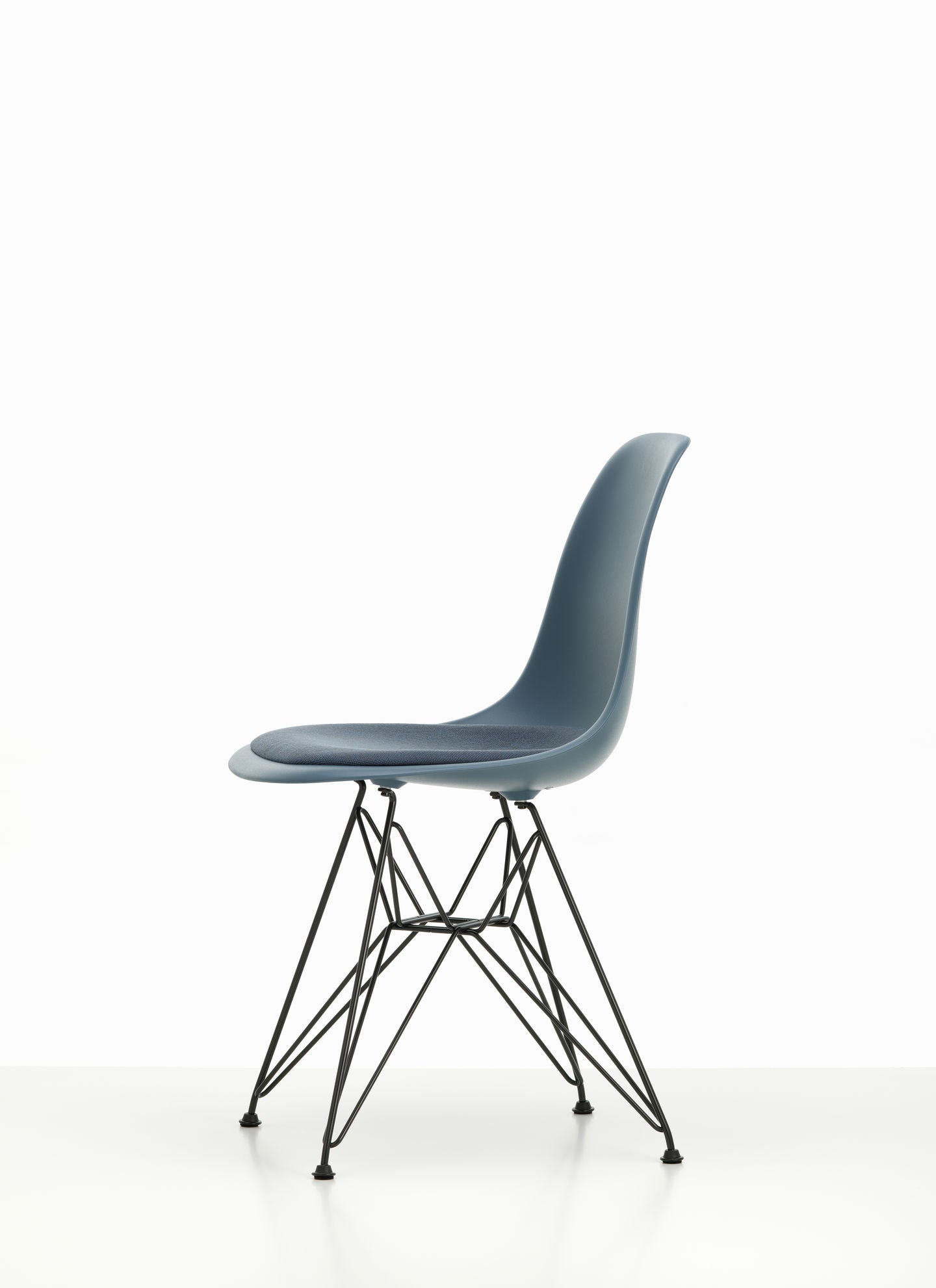 Vitra Eames DSR eetkamerstoel vast zitkussen Sea Blue zwart gepoedercoat