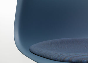 Vitra Eames DSR eetkamerstoel vast zitkussen Sea Blue zwart gepoedercoat