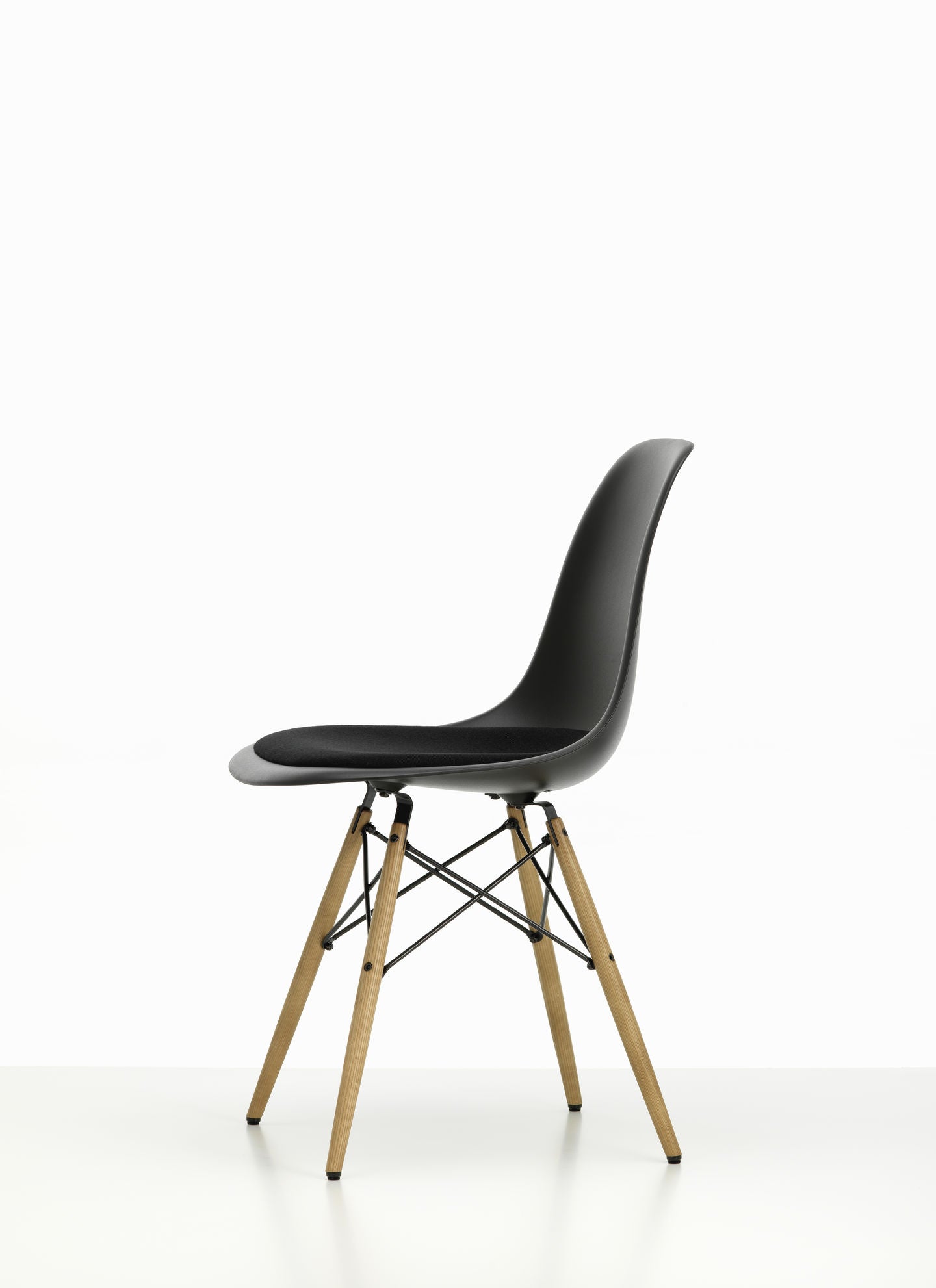 Vitra Eames DSW eetkamerstoel vast zitkussen Deep Black esdoorn
