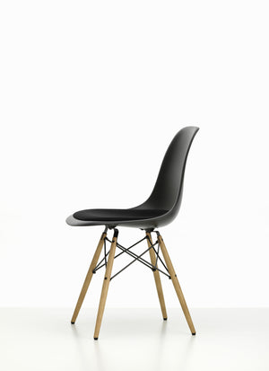 Vitra Eames DSW eetkamerstoel vast zitkussen Deep Black esdoorn