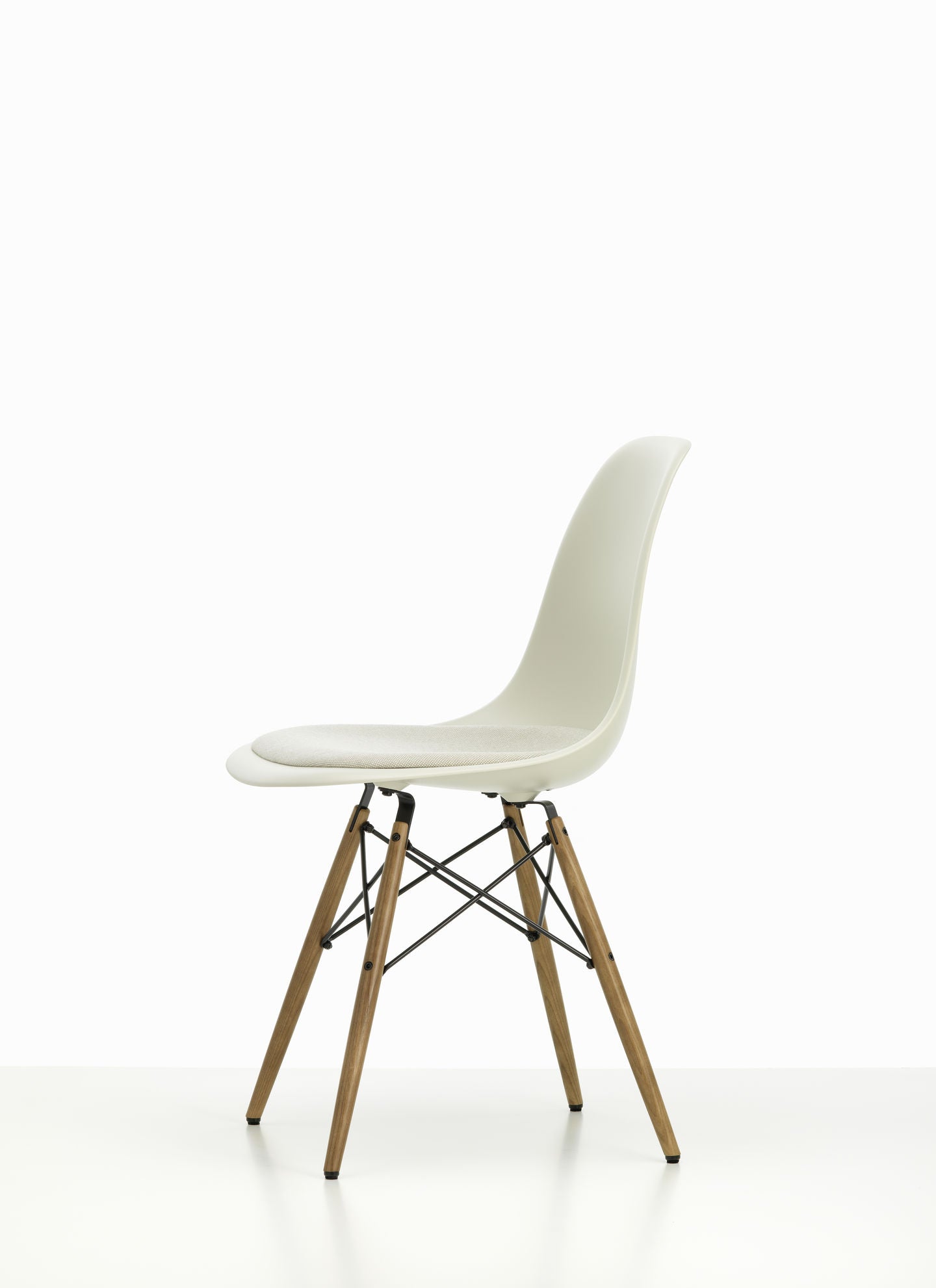 Vitra Eames DSW eetkamerstoel vast zitkussen Pebble esdoorn