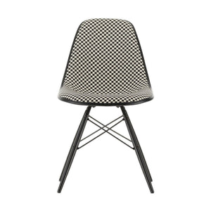 Vitra Eames DSW eetkamerstoel Deep Black gestoffeerd Checker zwart esdoorn