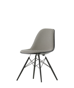Vitra Eames DSW eetkamerstoel Deep Black gestoffeerd Checker zwart esdoorn