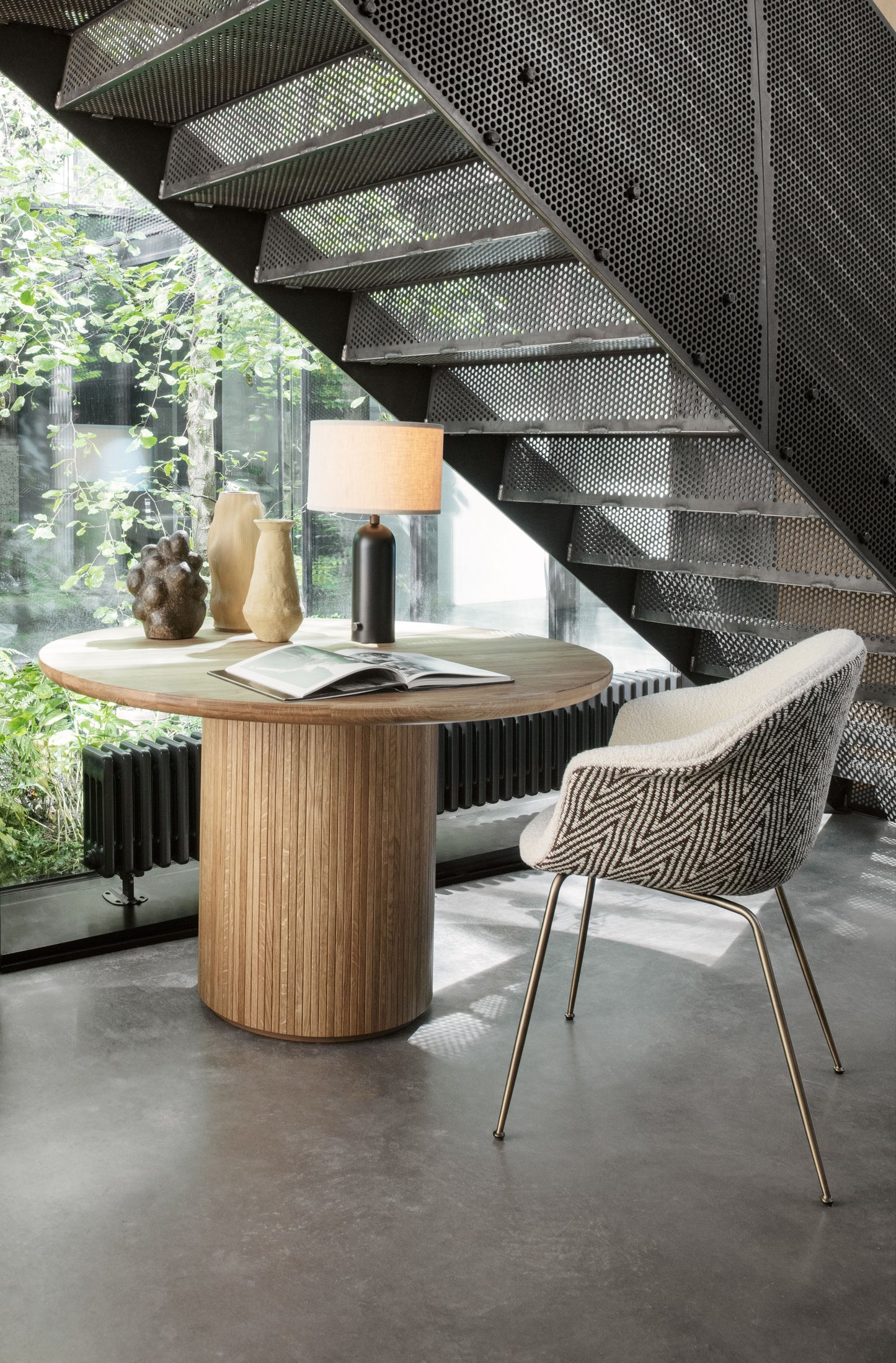 Gubi Moon eettafel Ø120 cm gezeept eiken