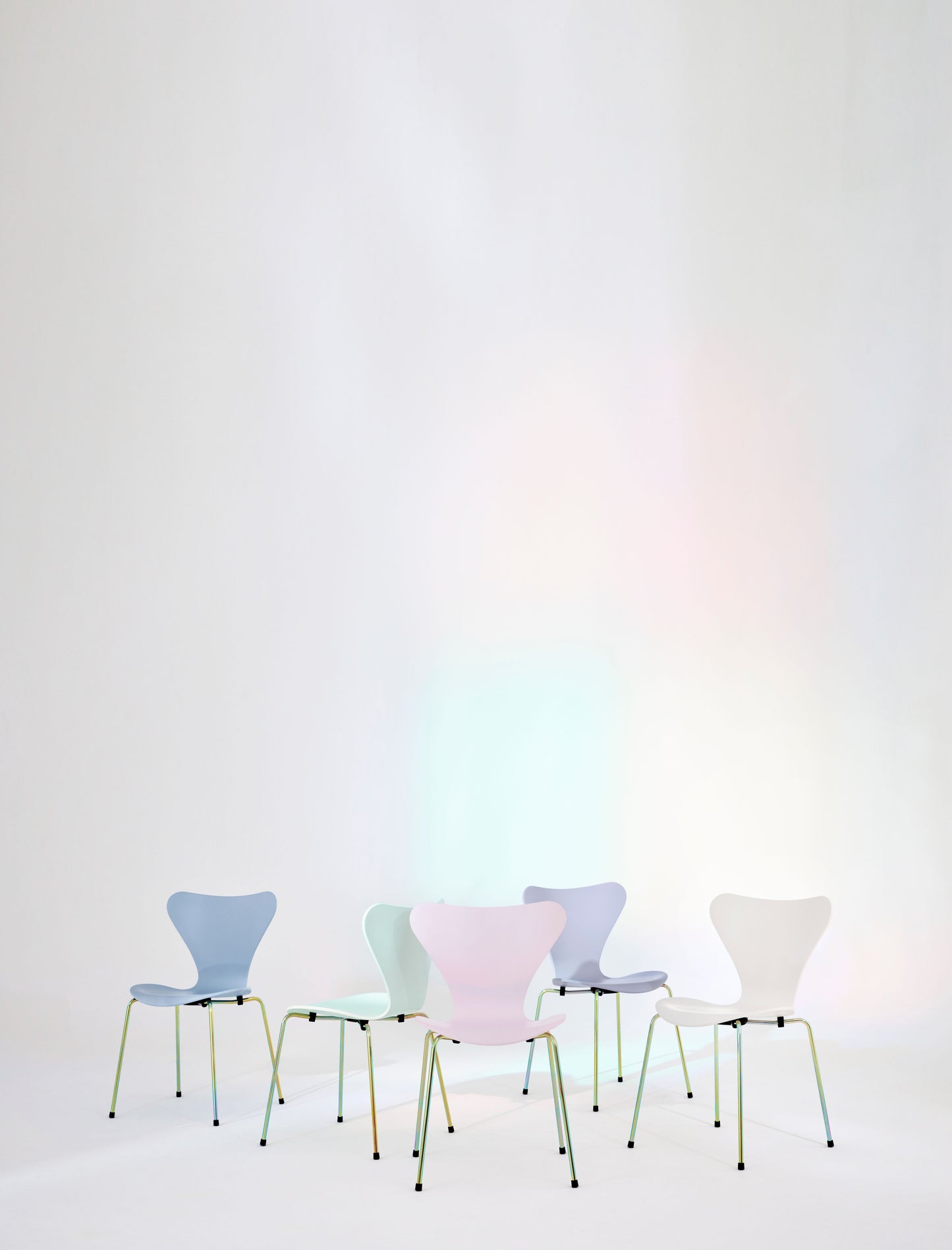 Fritz Hansen Series 7 vlinderstoel rainbow 7:14 AM Blue