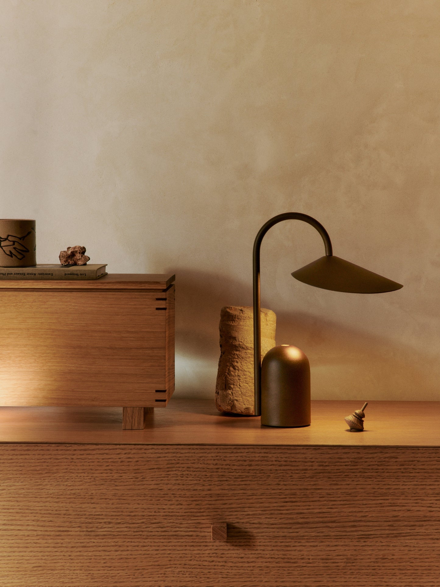 Ferm Living Arum tafellamp Dark Chocolate
