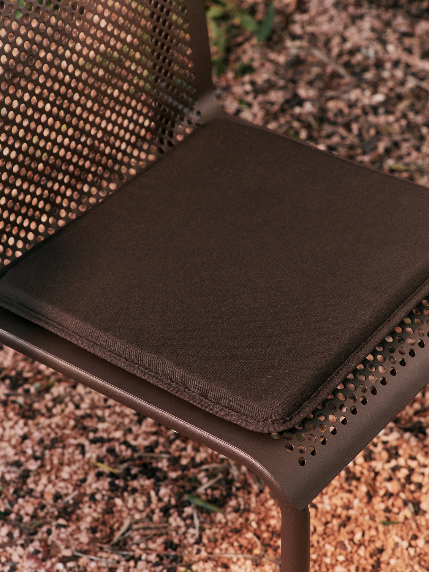 Ferm Living Dapple zitkussen voor tuinstoel Dark Chocolate