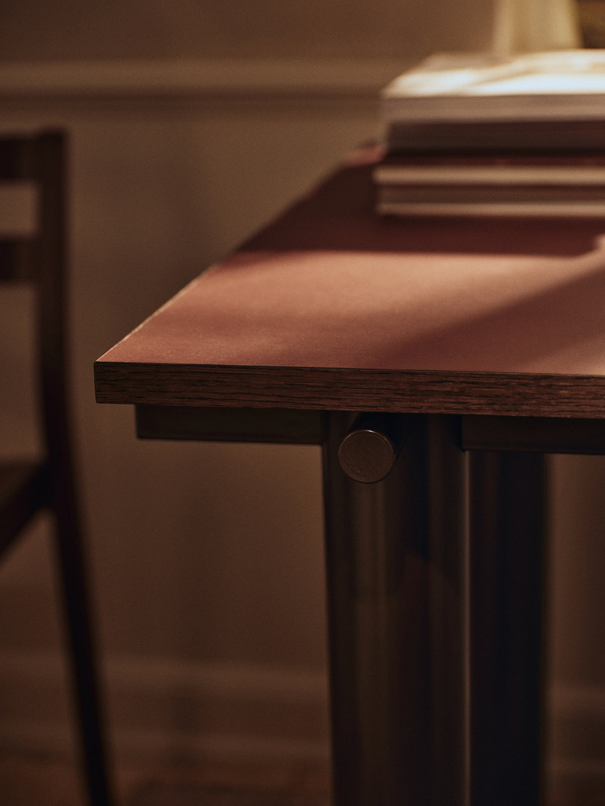 Ferm Living Atura eettafel 160x90 cm linoleum Burgundy/Light Cashmere