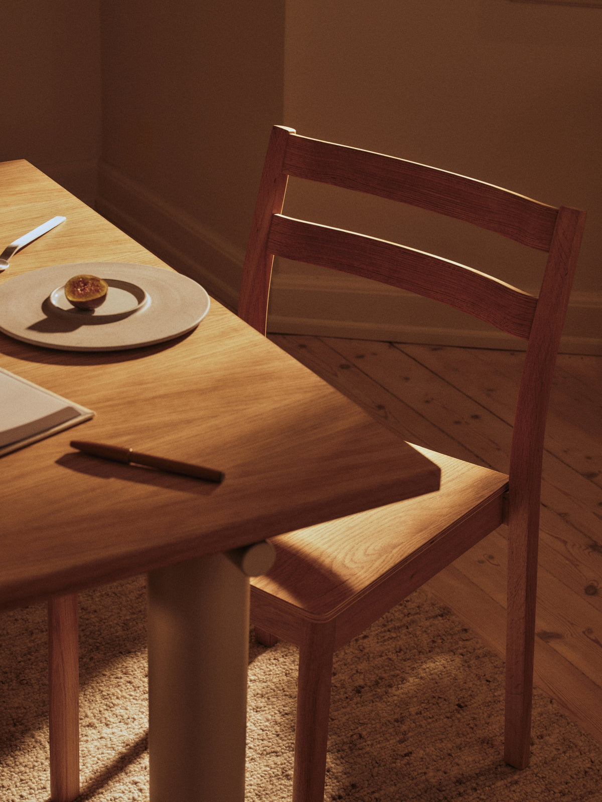 Ferm Living Atura eettafel 160x90 cm Natural Oak/Dark Chocolate