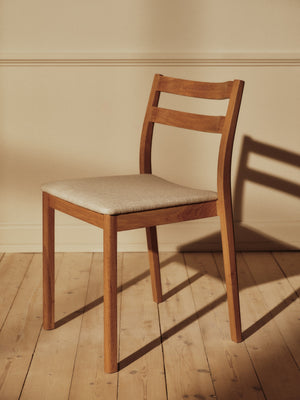 Ferm Living Boda eetkamerstoel Soft Bouclé Natural dark stained beech