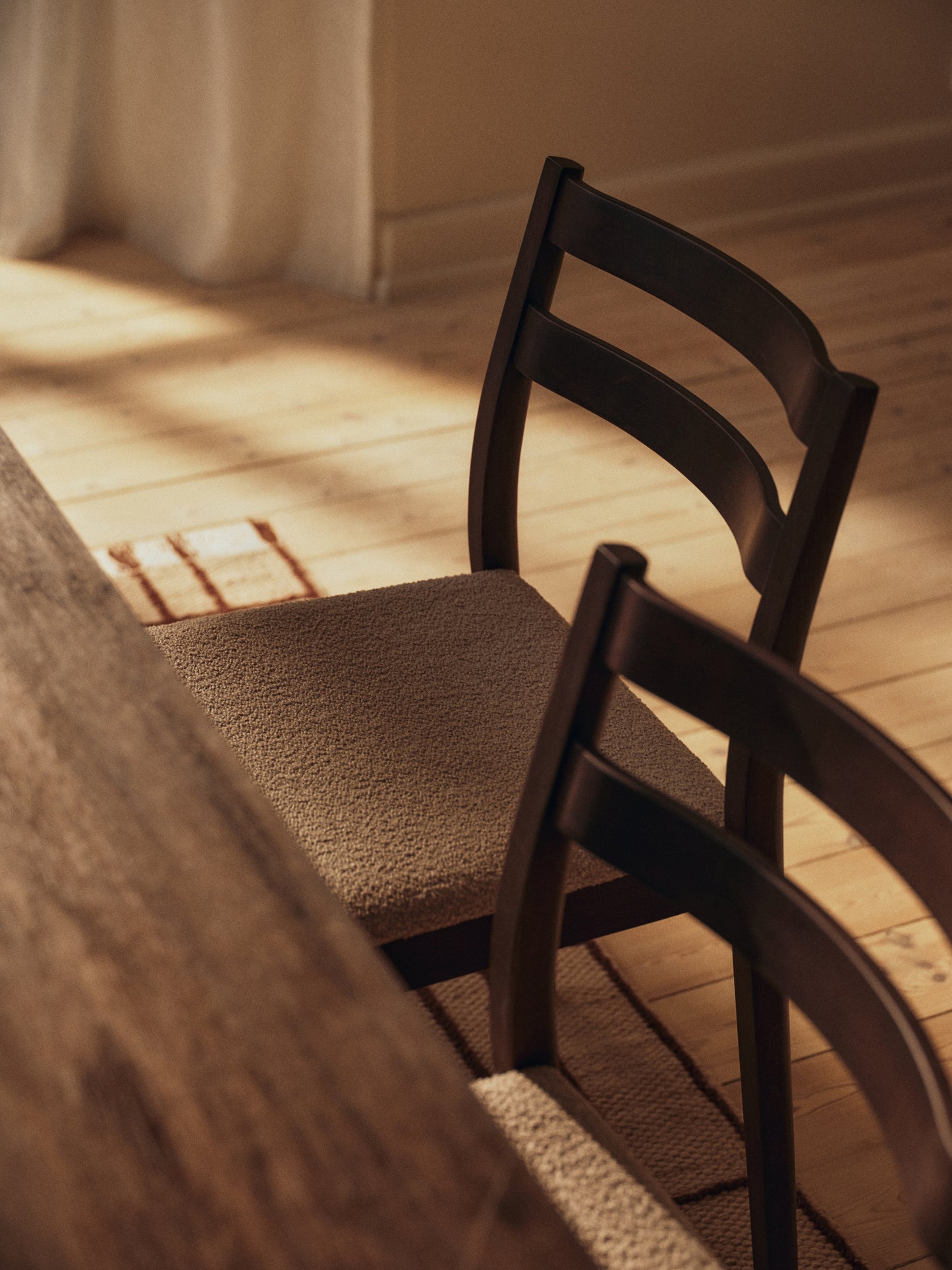 Ferm Living Boda eetkamerstoel Soft Bouclé Natural dark stained beech