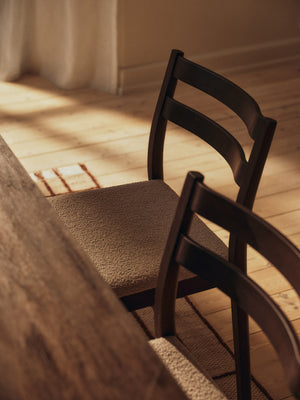 Ferm Living Boda eetkamerstoel Soft Bouclé Natural dark stained beech