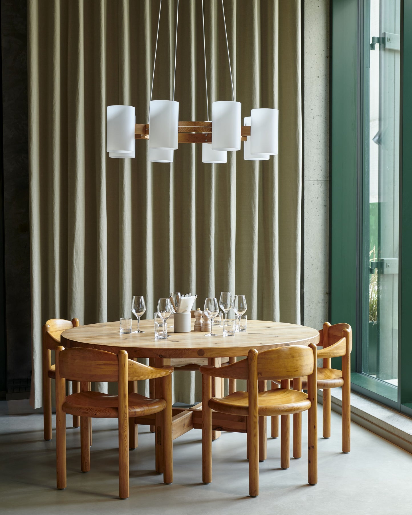 Gubi Daumiller eetkamerstoel golden pine