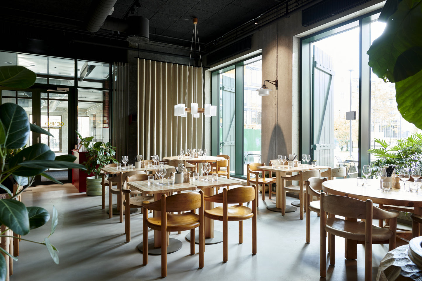 Gubi Daumiller eetkamerstoel golden pine