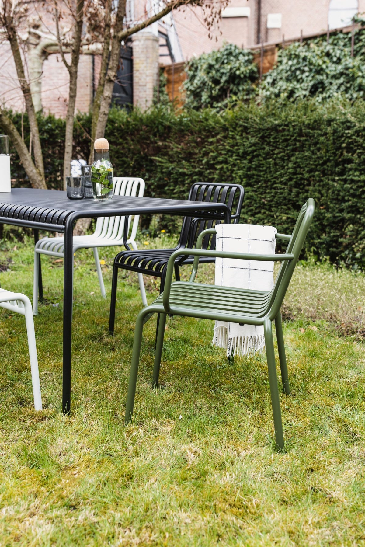 HAY Palissade tuinstoel met armleuning Cream White