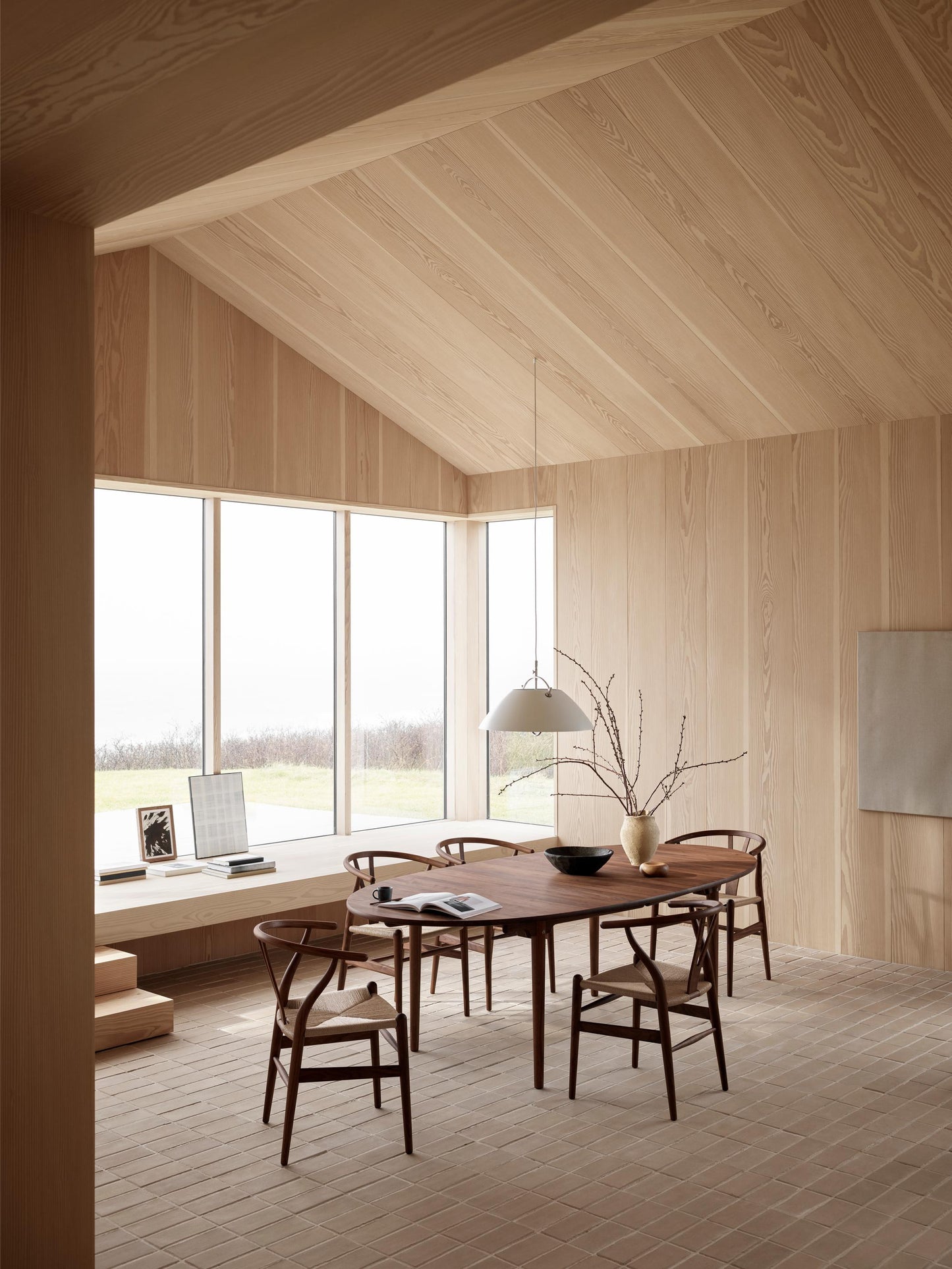 Carl Hansen & Søn CH24 Wishbone Stoel - Geolied walnoothout met zwarte zitting