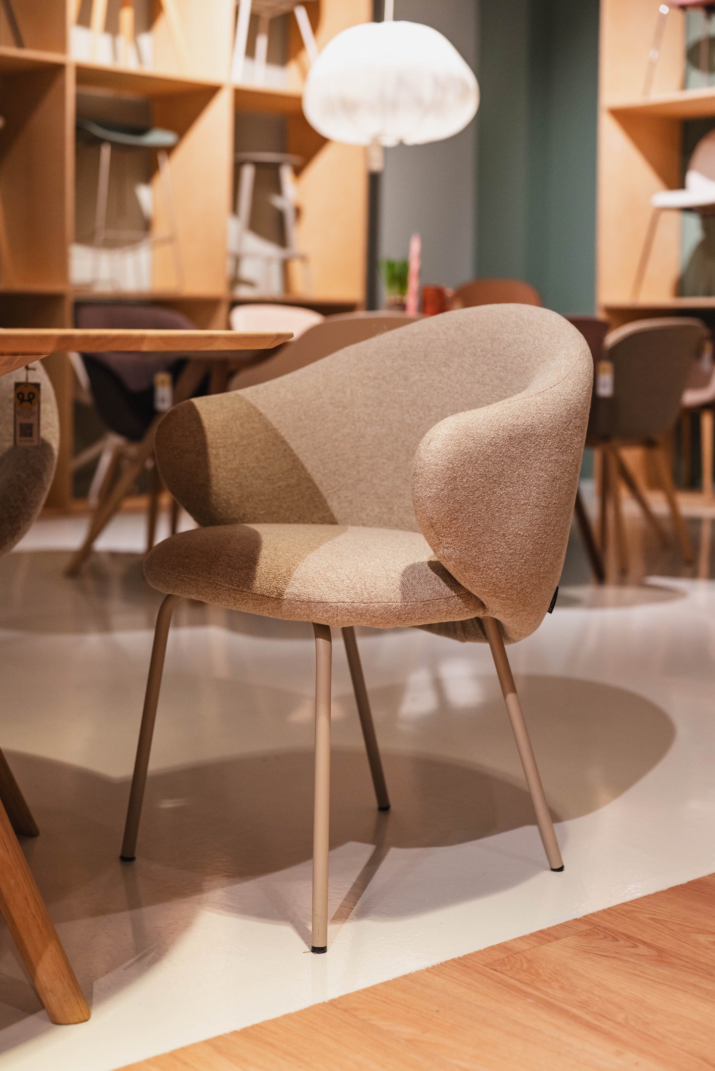 HelloChair HC01 Boby 2.0 armstoel vierpoot beige Chacha Sand