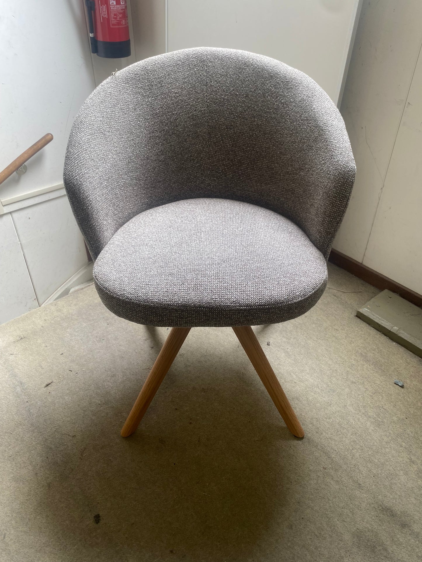 Tweedekansje Jesper Home Niimi eetkamerstoel revolve oak Saving Greige