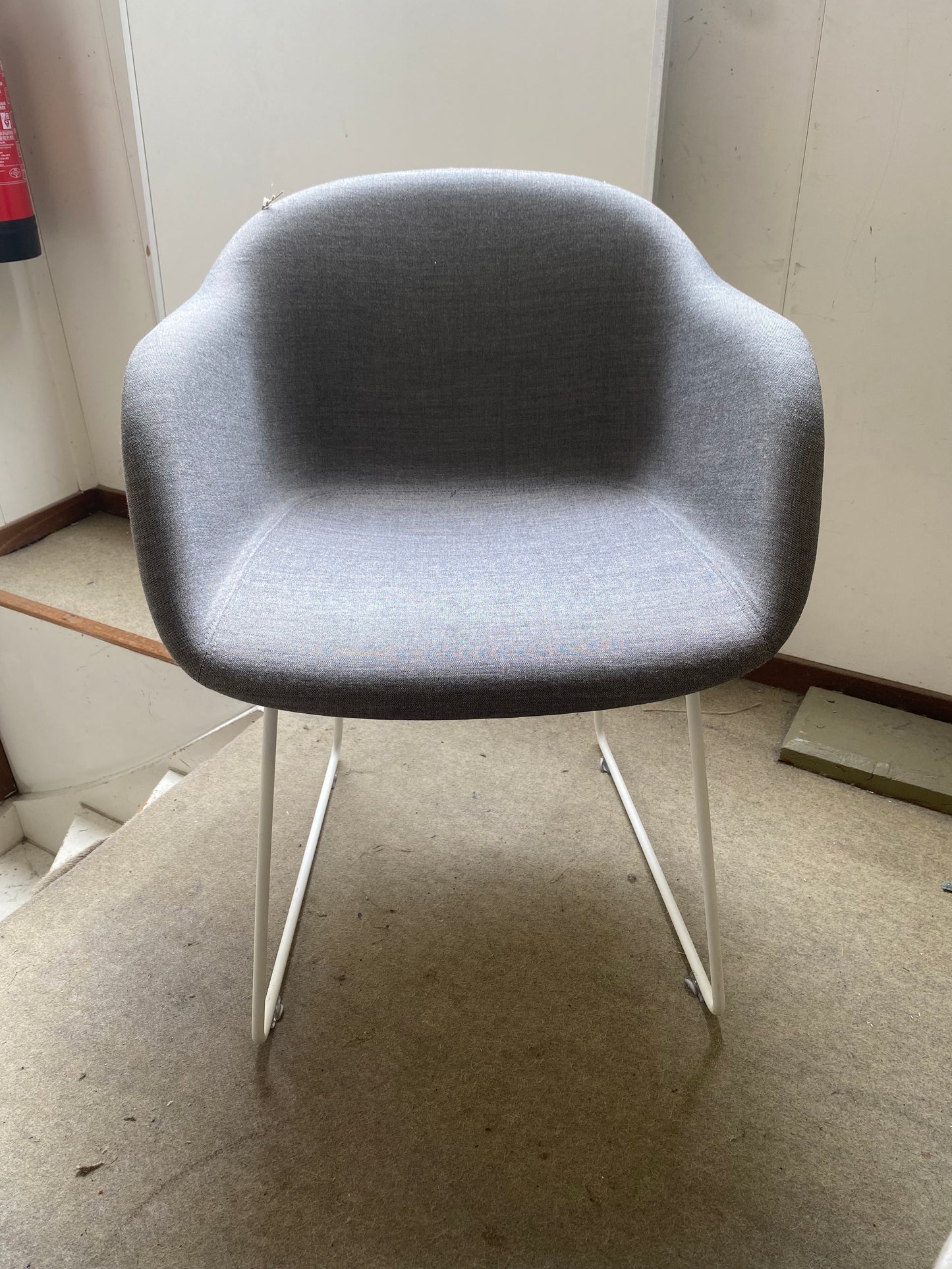 Tweedekansje Muuto Fiber eetkamerstoel met arm Wit gestoffeerd Remix 133 vierpoot staal