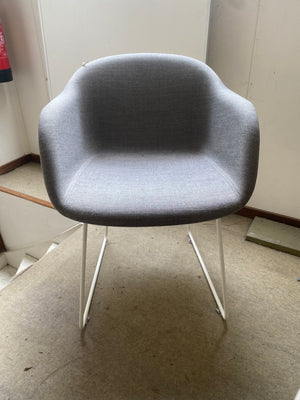Tweedekansje Muuto Fiber eetkamerstoel met arm Wit gestoffeerd Remix 133 vierpoot staal